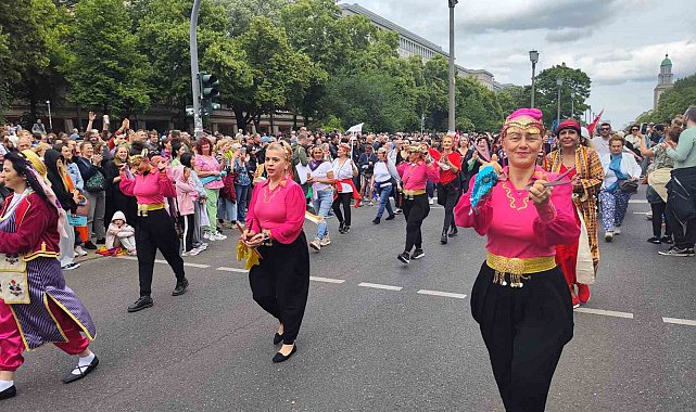 Berlin Kültürler Karnavalı'nda renkli görüntüler