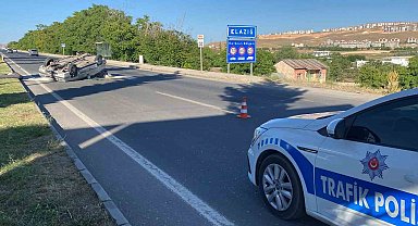 Beton mikseri ile çarpışan otomobil karşı şeride geçerek ters döndü: 4 yaralı