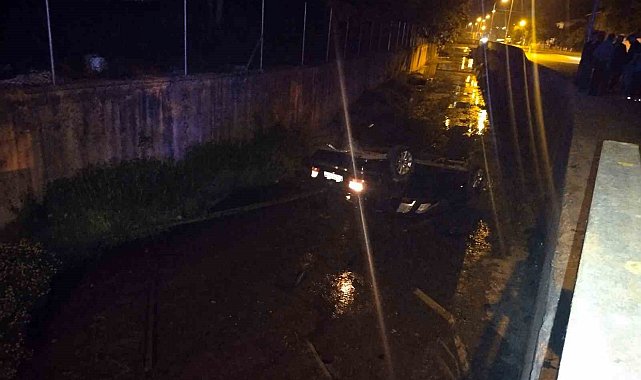 Beykoz'da kontrolden çıkan otomobil dereye uçtu: 1 yaralı