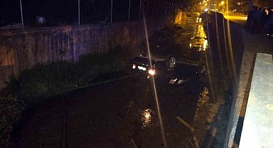 Beykoz'da kontrolden çıkan otomobil dereye uçtu: 1 yaralı