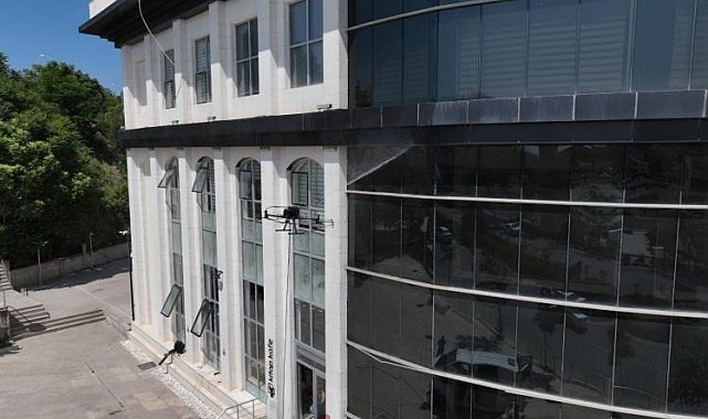 Bilecik Belediyesinden teknolojik temizlik, drone ile dış cephe yıkandı