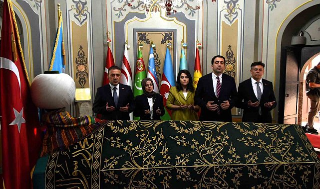 Bilecik Valisi Sözer Ertuğrul Gazi'nde dua ederek göreve başladı