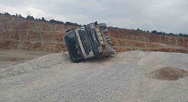 Bilecik'te kum yüklü kamyon devrildi
