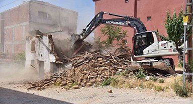 Bilecik'te metruk binalar yıkılıyor