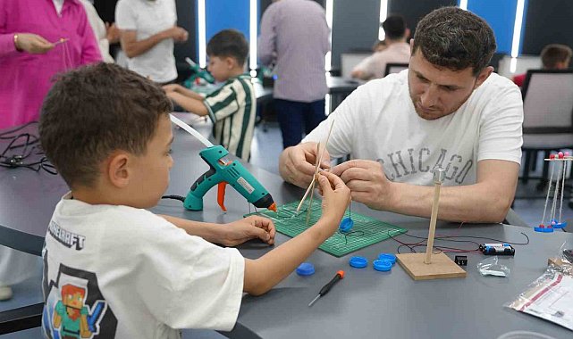Bilim merkezinde babalar çocukları deney yaptı