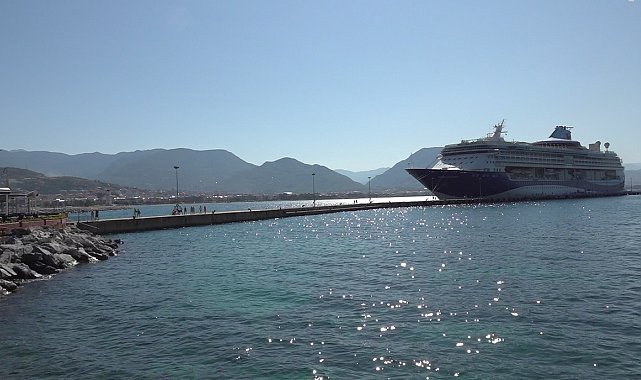 Bin 794 yolcu 740 mürettebatlı dev gemi Alanya'ya iskelesine demirledi