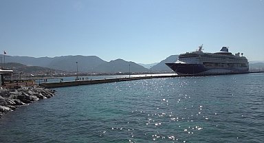 Bin 794 yolcu 740 mürettebatlı dev gemi Alanya'ya iskelesine demirledi