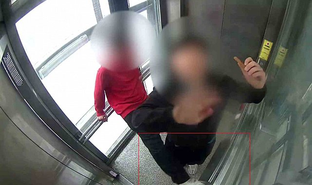 Bindiği asansörün kabin kasetine tekme atarak kırdı