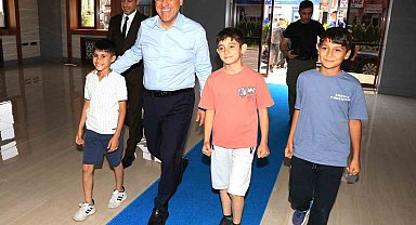 Bingöl Valisi Usta, çocukları makam arabasına aldı, makamında ağırladı