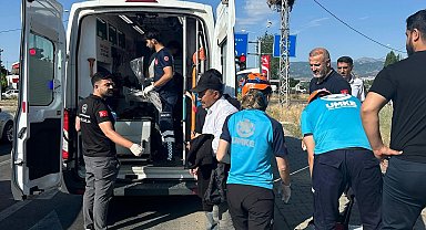 Bingöl'de otomobil elektrik direğine çarptı: 2 yaralı