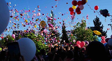 Binlerce balon minik Elif Azra için gökyüzüne bırakıldı