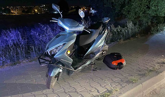 Bir araç motosiklete çarpıp kaçtı: 2 yaralı