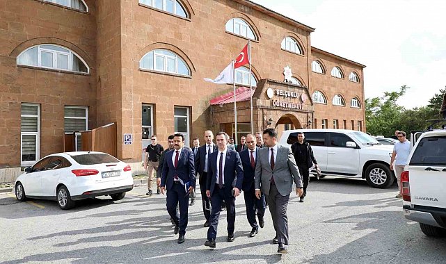 Bitlis Valisi Karakaya, Ahlat ilçesinde ziyaret ve incelemelerde bulundu