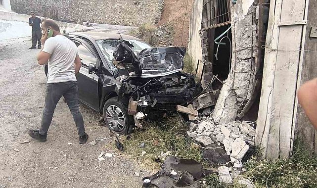 Bitlis'te otomobil duvara çarptı: 2 ölü, 2 yaralı