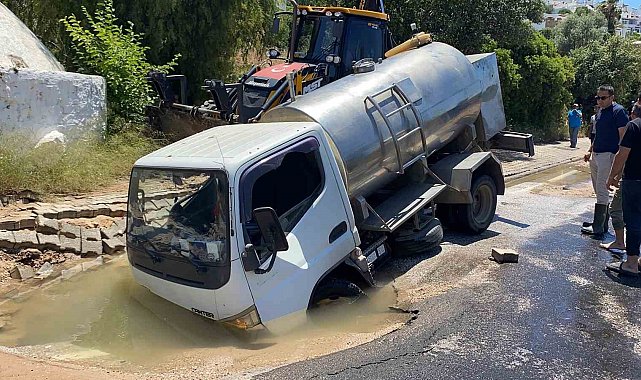 Bodrum'da isale hattı patladı, tanker çukura düştü