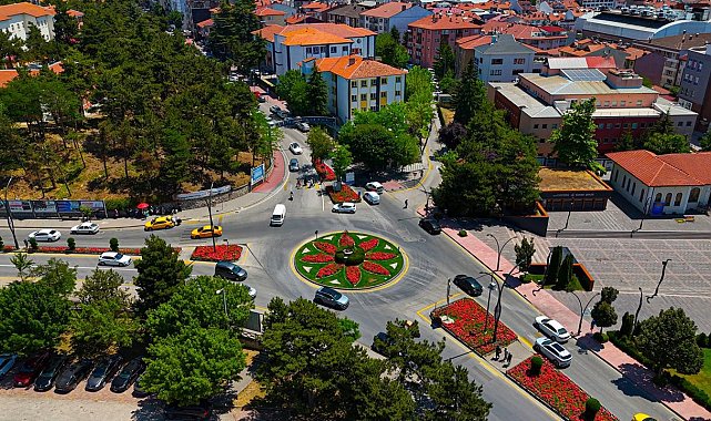 Bolu Belediyesi şehri gül bahçesine dönüştürdü: 561 bin gül ekildi