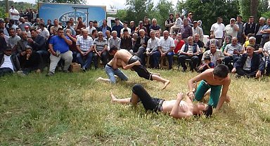 Bolu'da 200 yıllık geleneğe yoğun ilgi: Kazanlar kaynadı, pehlivanlar kıran kırana güreşti