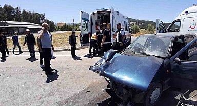 Bolu'da kavşakta süt kamyonu ile otomobil çarpıştı: 2 yaralı