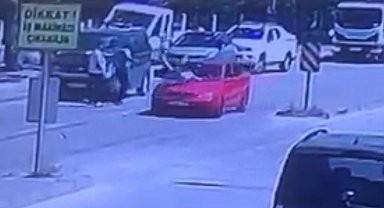 Bolu'da yola aniden çıkan 7 yaşındaki çocuğa otomobil çarptı: O anlar, güvenlik kamerasına yansıdı
