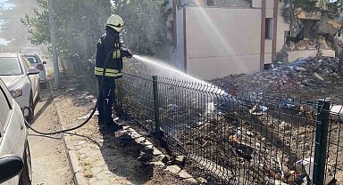 Boş arazide çıkan yangın endişeye neden oldu