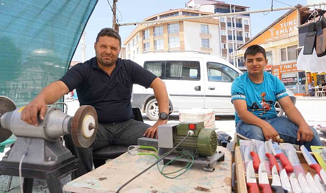 Burdur Gölhisar'da Kurban Bayramı öncesi bıçak bileme ustalarının yoğun mesaisi başladı