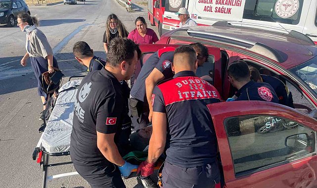 Burdur'da hafif ticari araç ile otomobil çarpıştı: 4 yaralı