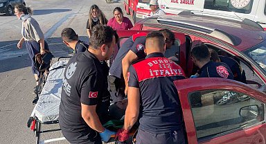 Burdur'da hafif ticari araç ile otomobil çarpıştı: 4 yaralı