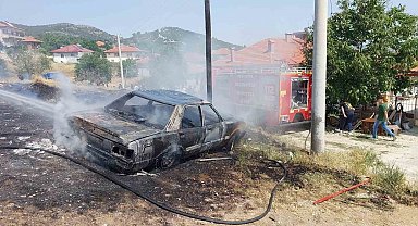 Burdur'da park halindeki otomobil alev alev yandı