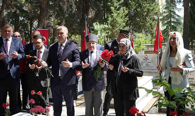 Burdur'da protokol şehitliği ziyaret etti