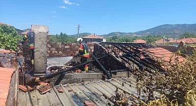 Burhaniye'de odunlukta çıkan yangın eve sıçradı