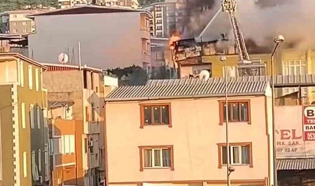 Bursa'da 5 katlı binanın çatı katı alevlere teslim oldu