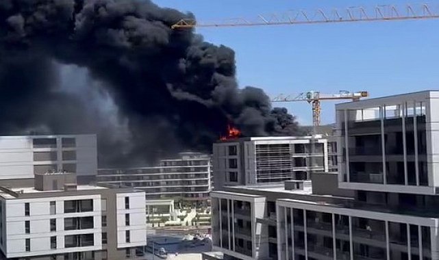 Bursa'da 8 katlı binanın en üst katı alev alev yandı