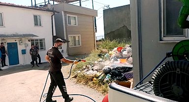 Bursa'da çöp ev mahalleyi canından bezdirdi