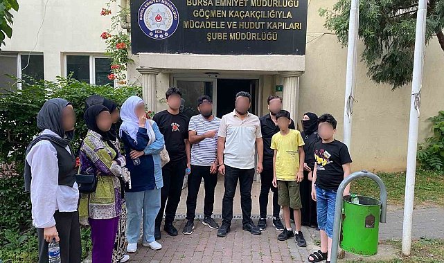 Bursa'da göçmen kaçakçılığı operasyonu: 12 yabancı uyruklu şahıs yakalandı, 3 şüpheli gözaltında