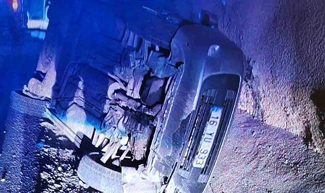 Bursa'da kontrolden çıkan otomobil devrildi