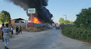 Bursa'da plastik fabrikası alevlere teslim oldu