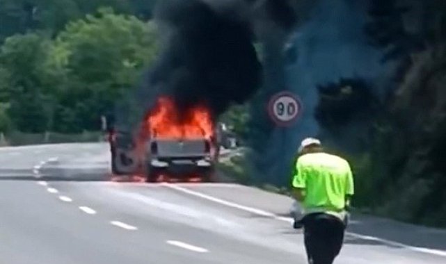 Bursa'da seyir halindeki kamyonet alev alev yandı