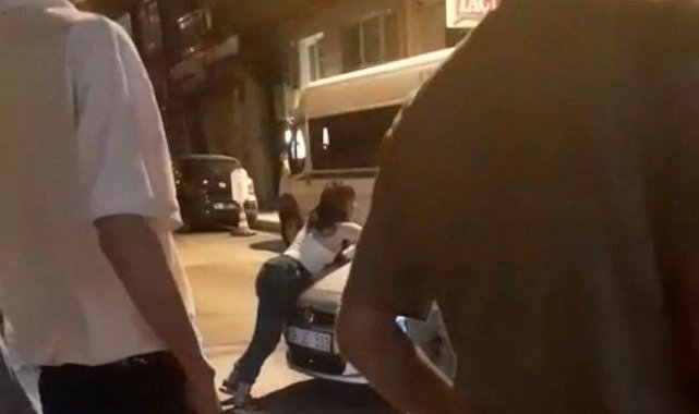 Bursa'da sokak ortasında film gibi olay: Kaputa asılan kadın araçla birlikte sürüklendi
