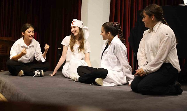 Bursalı gençler, Nâzım Hikmet'i sahneye taşıdı