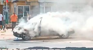 Büyükçekmece'de park halindeki otomobil kendiliğinden alev aldı