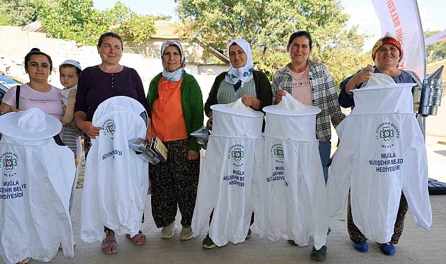 Büyükşehir ve Menteşe Belediyesi'nden arıcılara maske ve körük desteği