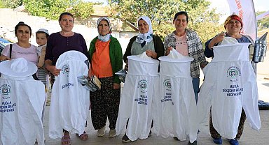 Büyükşehir ve Menteşe Belediyesi'nden arıcılara maske ve körük desteği