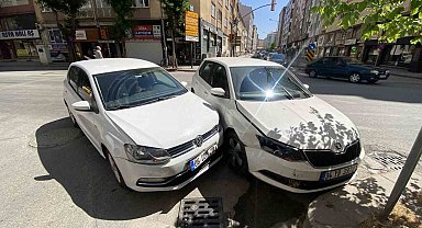 Caddede çarpışan 2 otomobilde maddi hasar oluştu