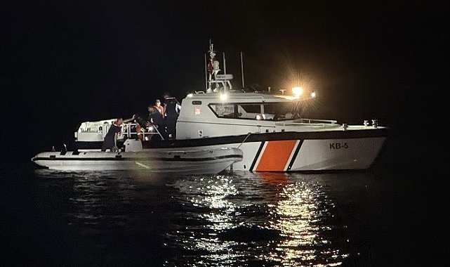 Çanakkale'de 18 kaçak göçmen ile 1 insan kaçakçısı yakalandı