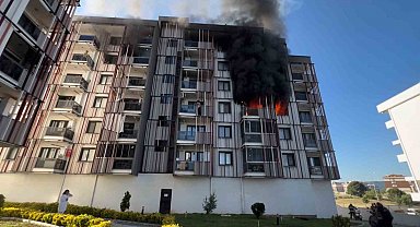 Çanakkale'de bir sitede çıkan yangında 10 kişi dumandan etkilendi