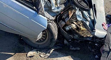 Çanakkale'de iki araç kafa kafaya çarpıştı: 2 ölü