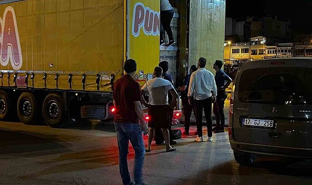 Çanakkale'de kaçak göçmenler brandasını yırtıp girdikleri tırın dorsesinde yakalandı