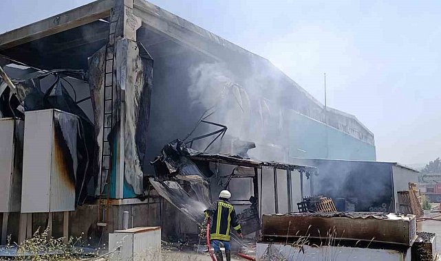 Çanakkale'de plastik cam fabrikasında çıkan yangın söndürüldü, 1 çalışan yaralandı