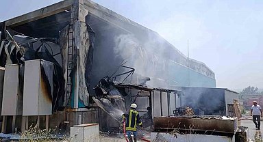 Çanakkale'de plastik cam fabrikasında çıkan yangın söndürüldü, 1 çalışan yaralandı