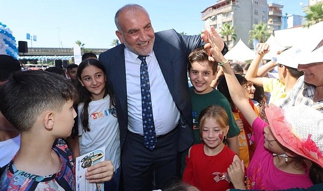 Canik'te camiler çocuklarla, çocuklar hediyelerle buluşuyor